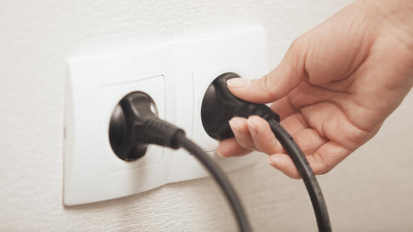 Опасность внезапного отключения: какие приборы не стоит выдергивать из розетки - свежие новости на Toplenta по теме новости