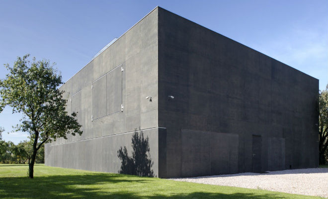 Бетонный дом-крепость без дверей и окон: внутри мужчина обустроил дворец - свежие новости на Toplenta по теме Роберт гук