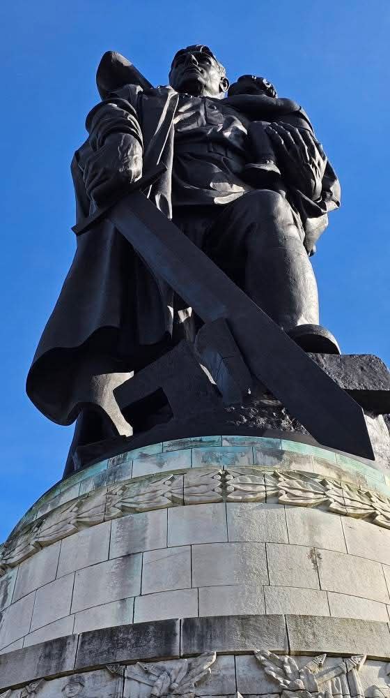 Бросают в цветы мусор. Правда ли, что немцы сломают «Воина-освободителя»? - свежие новости на Toplenta по теме Капитал