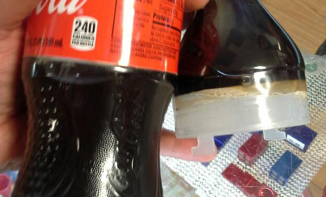 Таможенник хотел пропустить пассажира, но резко передумал. Внимание привлекла обычная с виду бутылка Колы - свежие новости на Toplenta по теме внимание