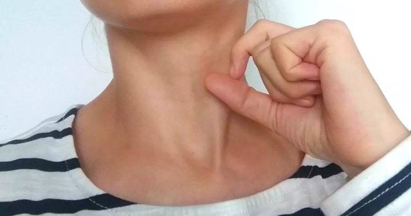 Как появился традиционный русский жест, приглашающий выпить - похожая новость на Toplenta