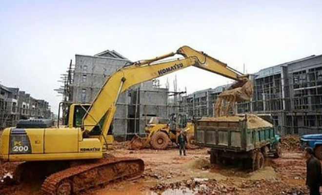 Миллиардер прошелся бульдозером по деревне, а потом подарил людям новую - свежие новости на Toplenta