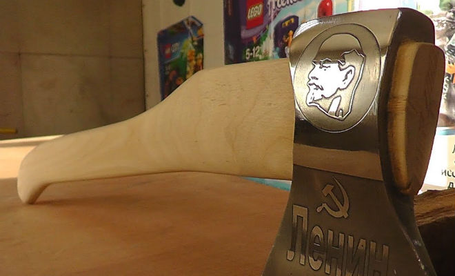 Насаживаем топор намертво дедовским способом - похожая новость на Toplenta