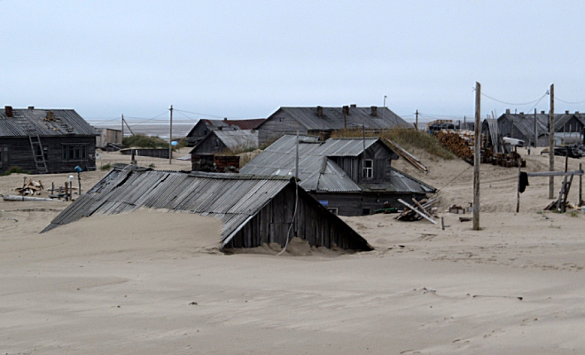 Среди Заполярья не только снега, но есть и настоящие пустыни. Деревню Шойна поглотили пески: дома уже наполовину под землей - свежие новости на Toplenta