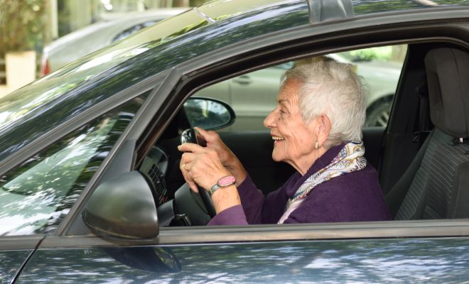 Мужчина поменял женщине колесо и ничего не взял взамен. Придя домой он понял, что судьба его все равно вознаградила - похожая новость на Toplenta