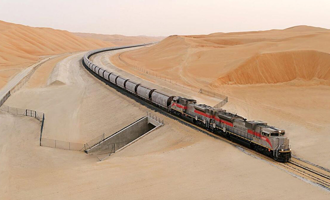 Через пустыню проложили первую скоростную железную дорогу. Поезда несутся со скоростью 200 км/ч: видео - свежие новости на Toplenta по теме общество