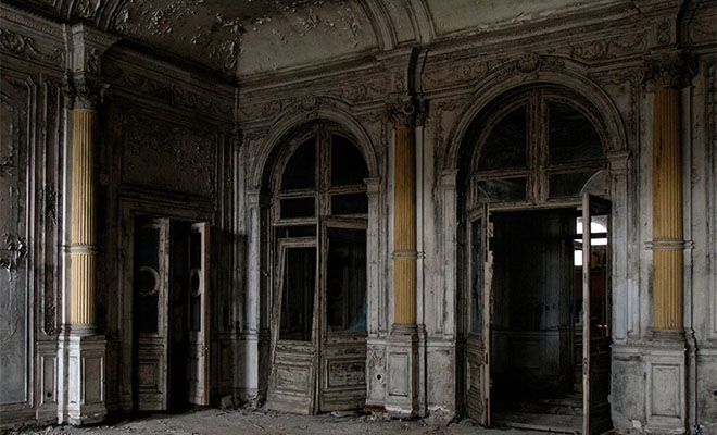 В лесу под Петербургом туристы нашли странный пустой особняк и решили его осмотреть изнутри. Видео - свежие новости на Toplenta по теме общество