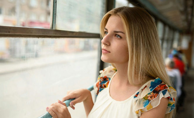 Женщина уступила пенсионеру и встала рядом. Только когда пришел контролер, все увидели, что у нее костыли - свежие новости на Toplenta по теме общество