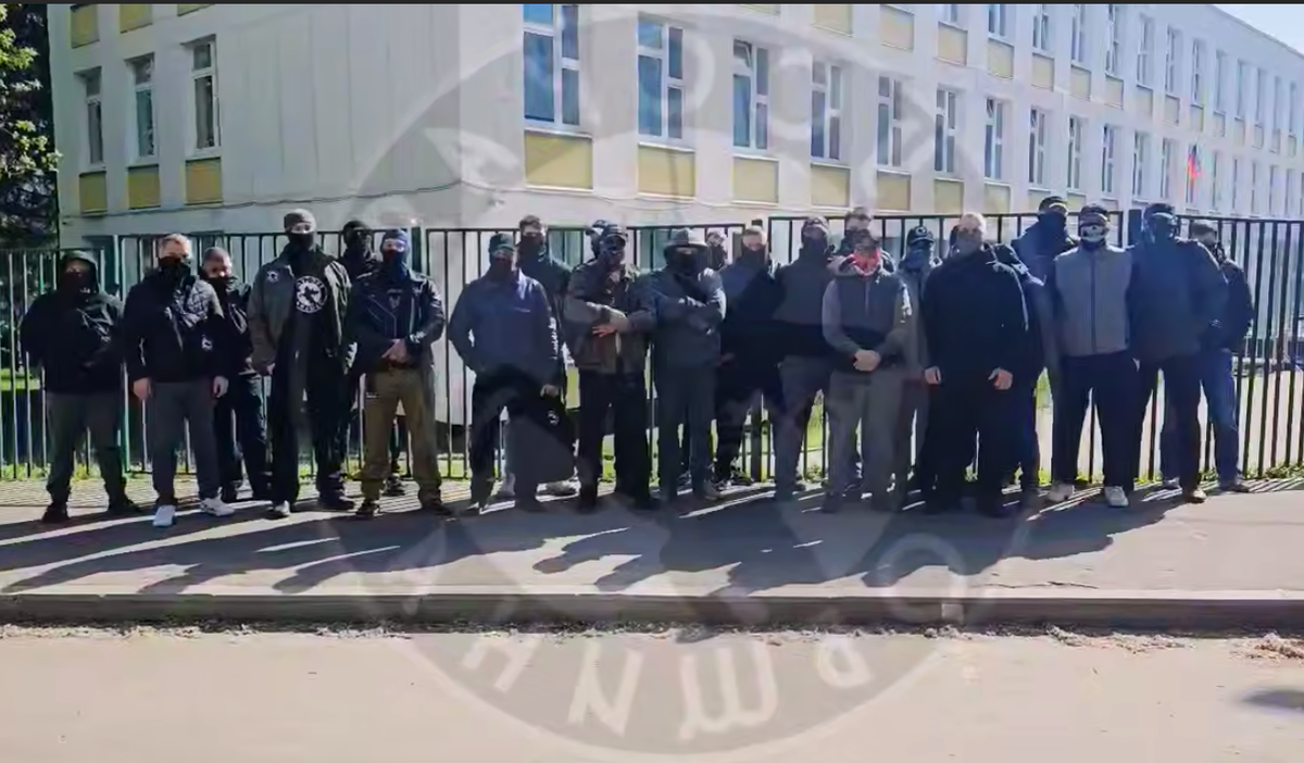 Русские мужики устали терпеть и пришли к школе, где приезжие затоптали школьницу на юго-западе Москвы - похожая новость на Toplenta