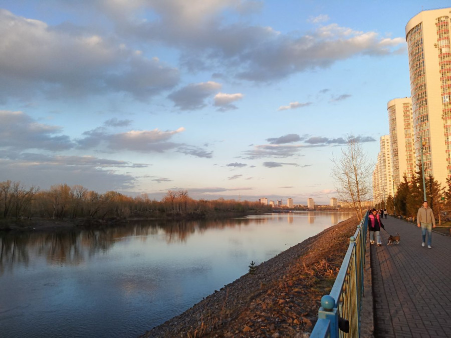Прогулка по набережной Абаканской протоки в Красноярске тёплым весенним вечером - свежие новости на Toplenta по теме го