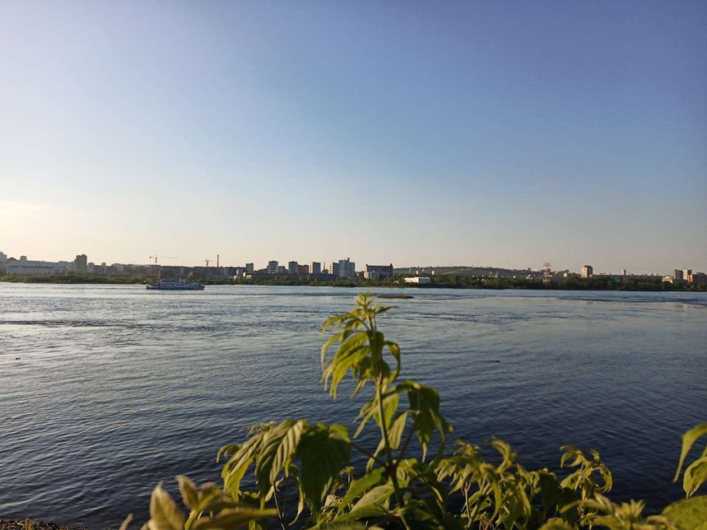 На берегу реки Енисей жарким июньским днём - свежие новости на Toplenta по теме ии