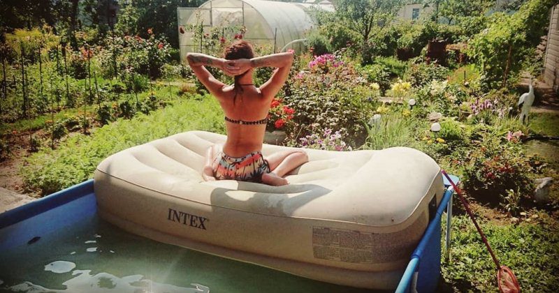 Хотела на море, а получилось как всегда: фото эффектных дачниц в купальниках - свежие новости на Toplenta по теме си