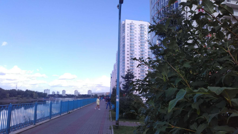 Прогулка по набережной Абаканской протоки в Красноярске тёплым летним днём - свежие новости на Toplenta по теме r