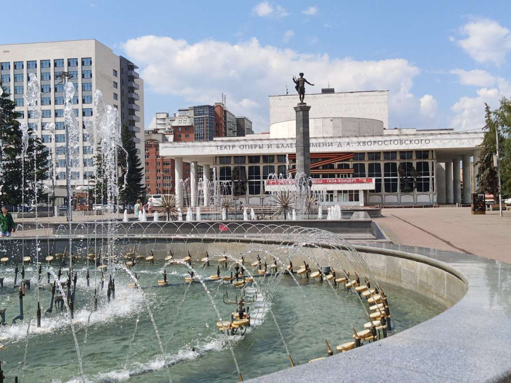 Прогулка по Театральной площади в Красноярске погожим летним днём - свежие новости на Toplenta по теме r