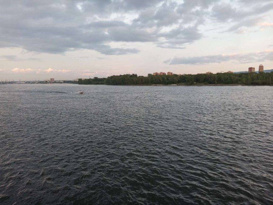 Прогулка по набережной реки Енисей в Красноярске летним вечером - свежие новости на Toplenta по теме Енисей