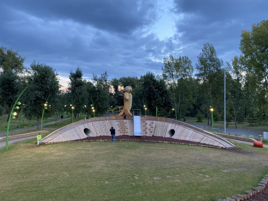 Прогулка по Детскому городку "Маленький Татышев" в Красноярске в дождливый августовский день - свежие новости на Toplenta по теме Енисей