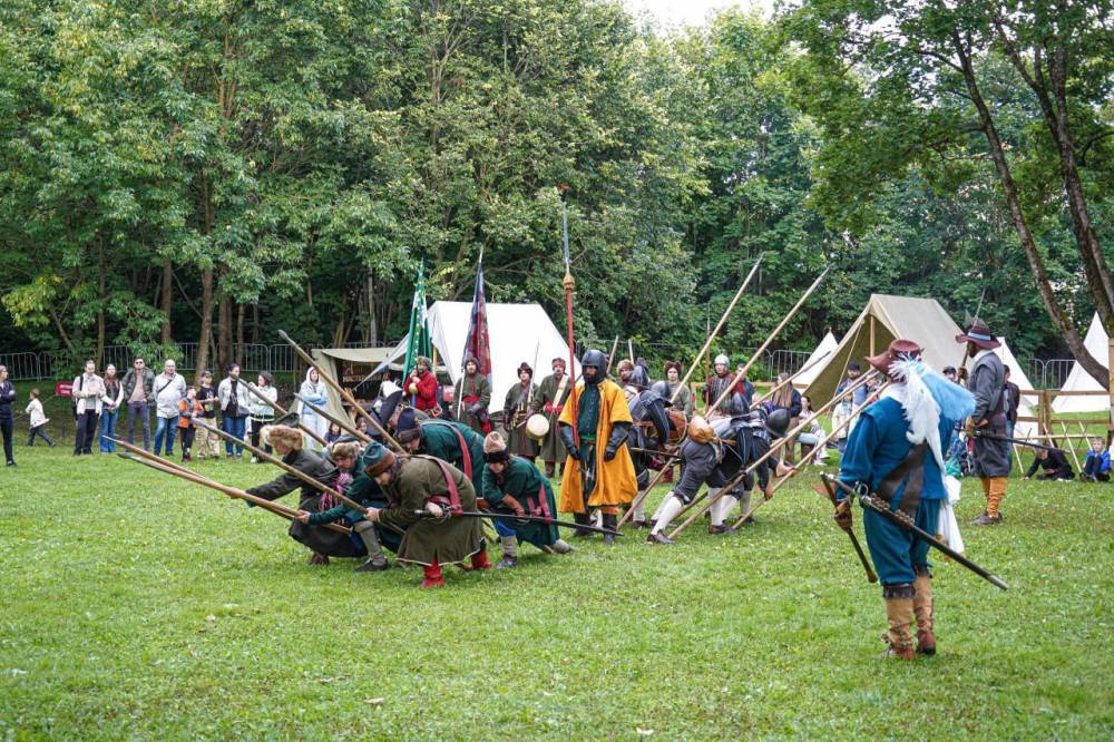 В Пскове на празднике «Воевода Шуйский» прошли бои реконструкторов - свежие новости на Toplenta по теме Королева
