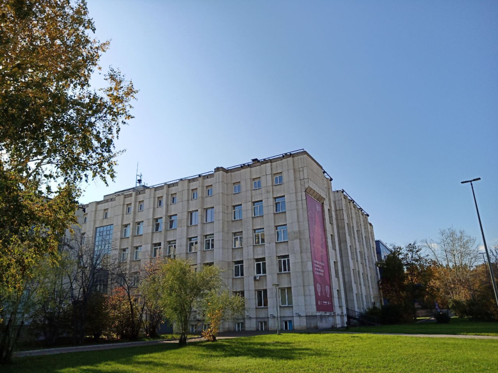 Прогулка возле СФУ солнечным осенним днём - похожая новость на Toplenta