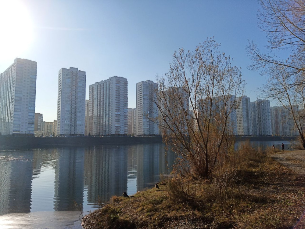 Прогулка по острову Отдыха в Красноярске солнечным осенним днём - свежие новости на Toplenta