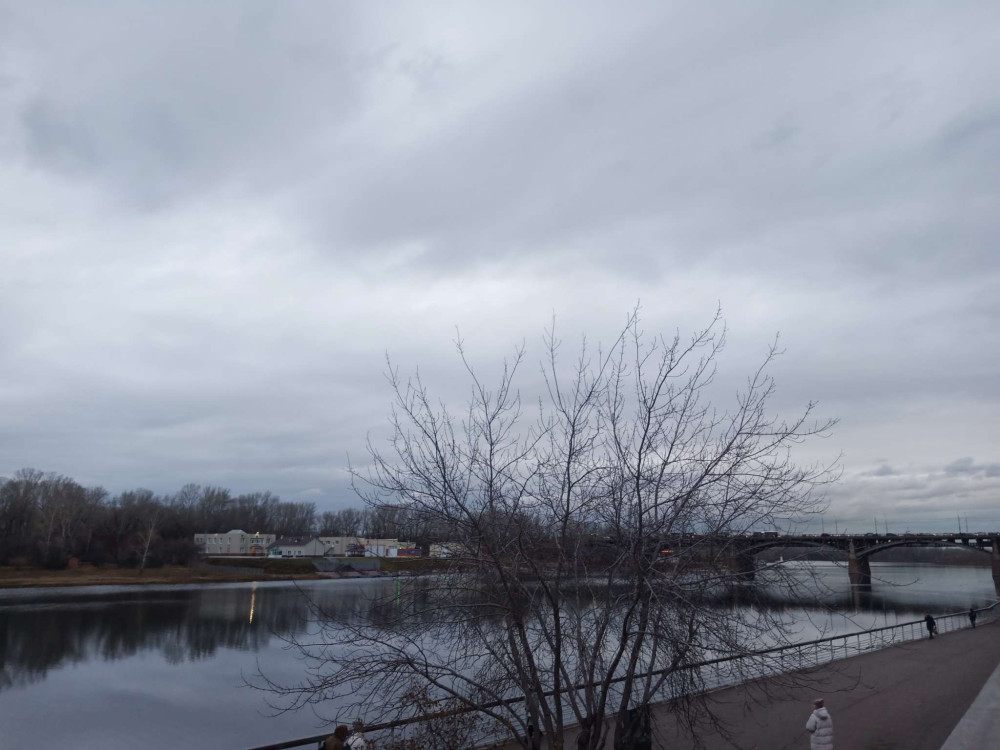 Пасмурным осенним утром на Ярыгинской набережной в Красноярске - свежие новости на Toplenta