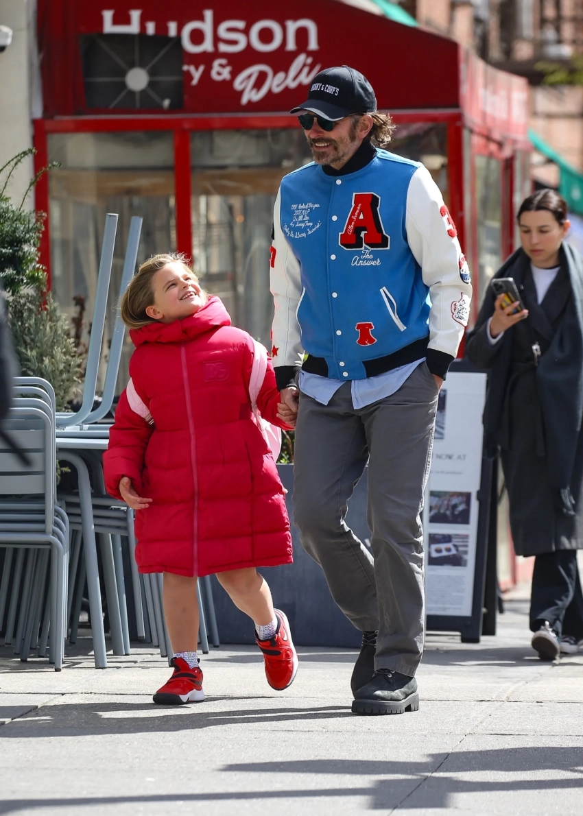 Брэдли Купер гуляет с дочерью Леей в Нью-Йорке - свежие новости на Toplenta по теме Малый бизнес