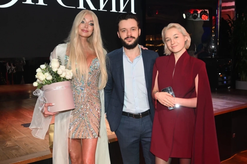 «Ее жених никто и звать его никак»: Анастасия Волочкова за сутки до свадьбы дочери резко раскритиковала ее и будущего зятя - свежие новости на Toplenta по теме Малый бизнес