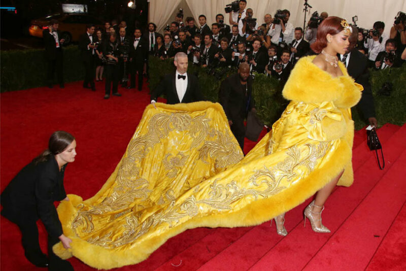 Держатель платья и носильщик еды: чем на самом деле занимаются ассистенты звезд - свежие новости на Toplenta по теме Актрисы