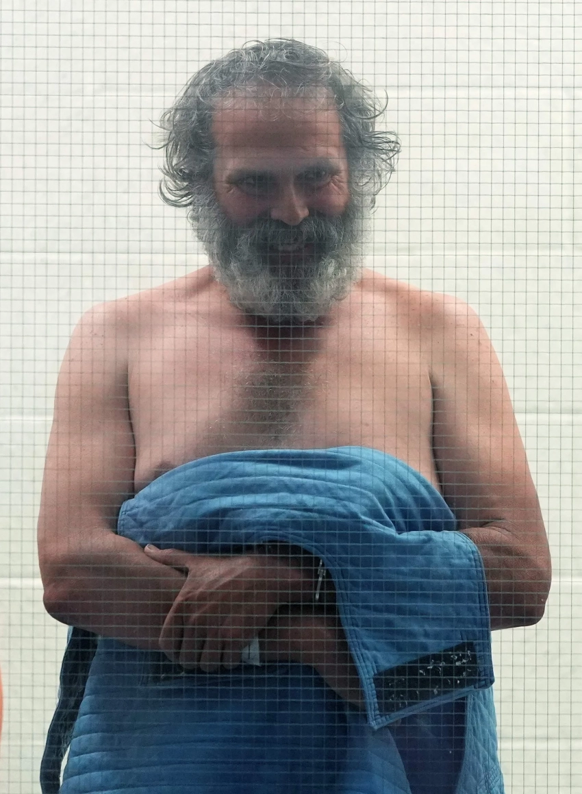 "Как в фильме ужасов". В сети обсуждают сталкера Дженнифер Энистон, который появился в суде в одном полотенце и со "зловещей" улыбкой на лице - свежие новости на Toplenta по теме Малый бизнес