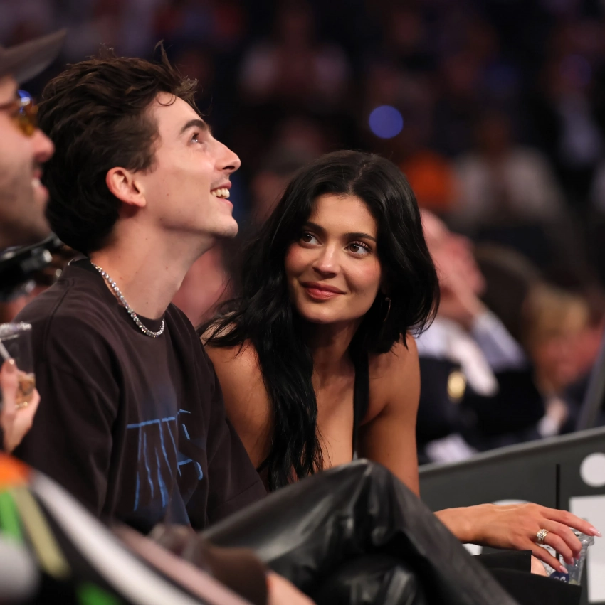 Тимоти Шаламе и Кайли Дженнер сходили на баскетбол вместе с Кендалл Дженнер - свежие новости на Toplenta по теме Малый бизнес