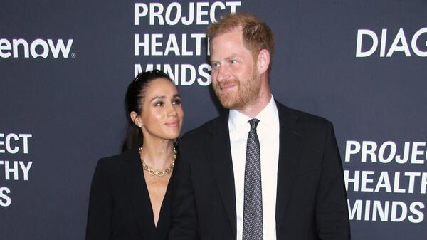 Меган Маркл обвиняют в том, что она не вернула дизайнерское платье после фотосессии - похожая новость на Toplenta