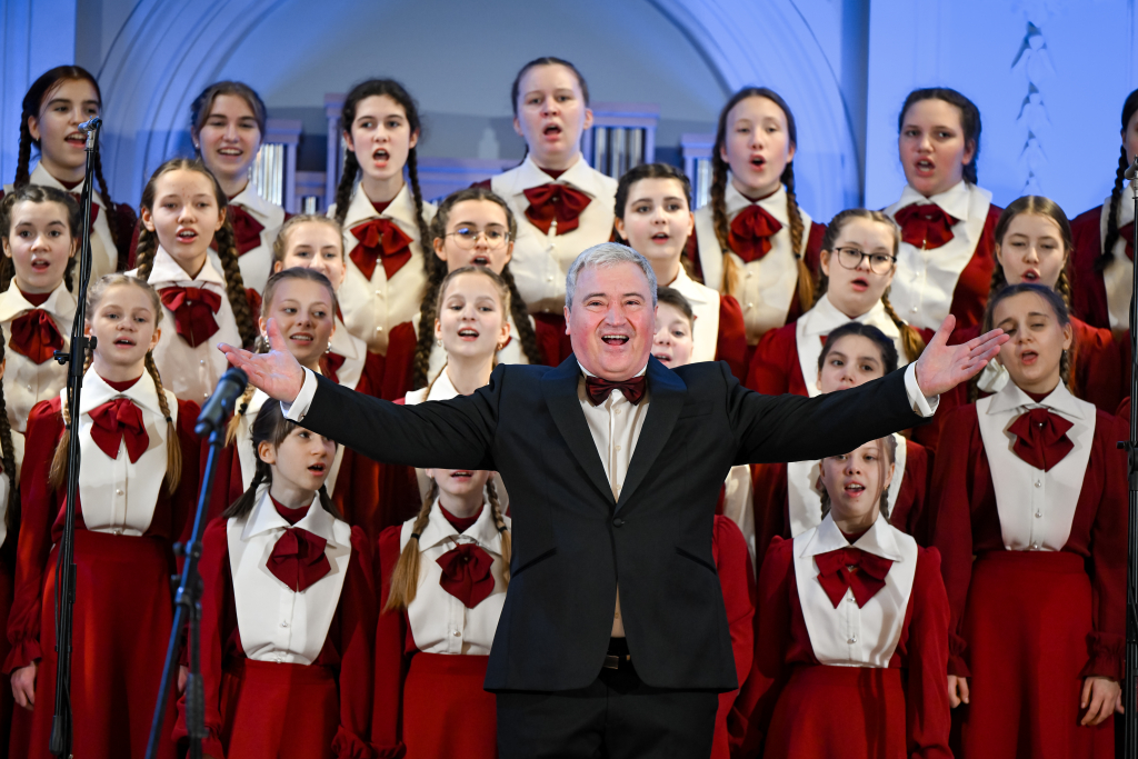 Анатолий Кисляков, Большой детский хор: «Куда ни приедешь, начнешь петь «Пусть бегут неуклюже» или «Голубой вагон», обязательно зал подхватит» - свежие новости на Toplenta по теме Хор