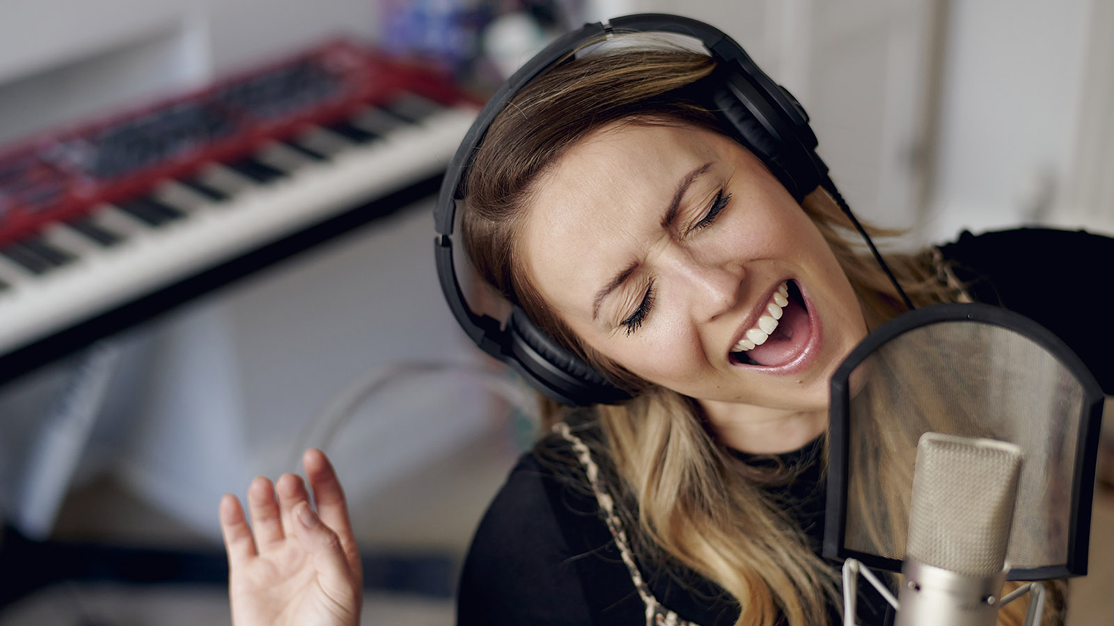 Не молчи: как голос помогает женщинам пережить травму и вернуть опору - свежие новости на Toplenta