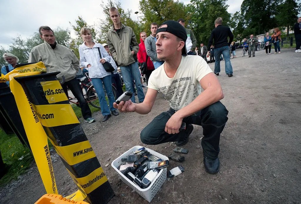 Метание мобильных телефонов на дальность стало официальным видом спорта в Финляндии - похожая новость на Toplenta