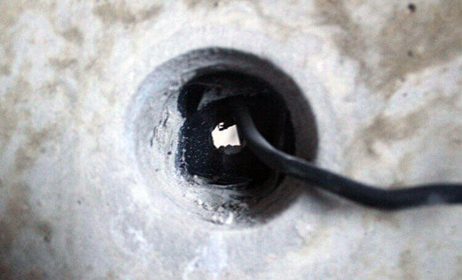 Люди услышали из розетки шорох и шутки ради спросили "кто здесь". Из стены отозвался голос - свежие новости на Toplenta