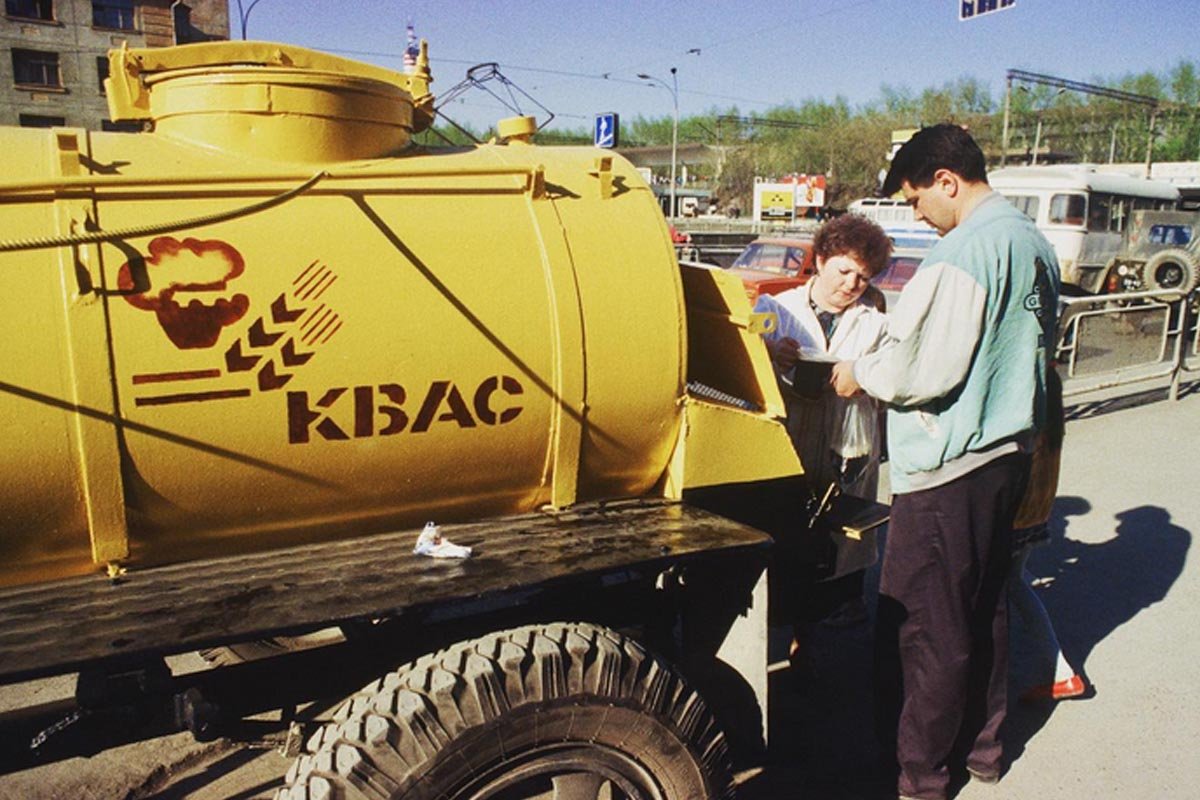 Когда в СССР начали продавать квас на разлив из больших желтых бочек, граждане были без ума от него - свежие новости на Toplenta