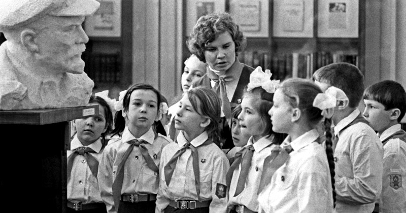 Футбол, байки и рукопожатия: почему их строго запрещали советским пионерам - свежие новости на Toplenta по теме Пионеры