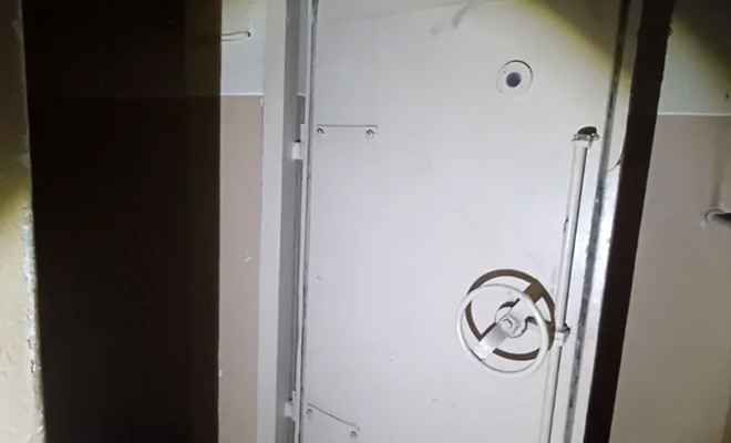 Польский сталкер случайно нашел подвал с ядерным бункером. Внутри советские противогазы, аптечки и вещи 1970-х годов - свежие новости на Toplenta по теме общество