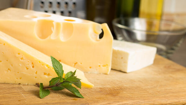 Как правильно хранить сыр в холодильнике, чтобы он не мок и не плесневел — забудьте про пакеты - свежие новости на Toplenta по теме новости дизайна