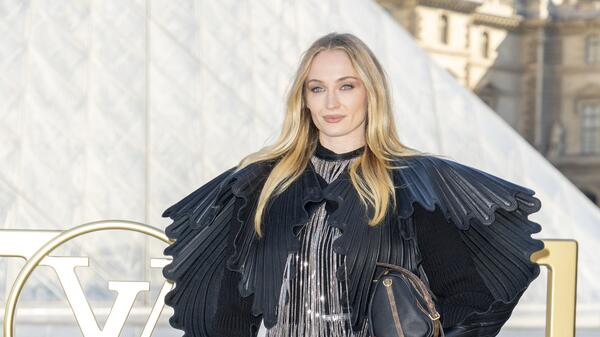 Удивила: Софи Тернер бросила своего бойфренда-аристократа - свежие новости на Toplenta по теме ld