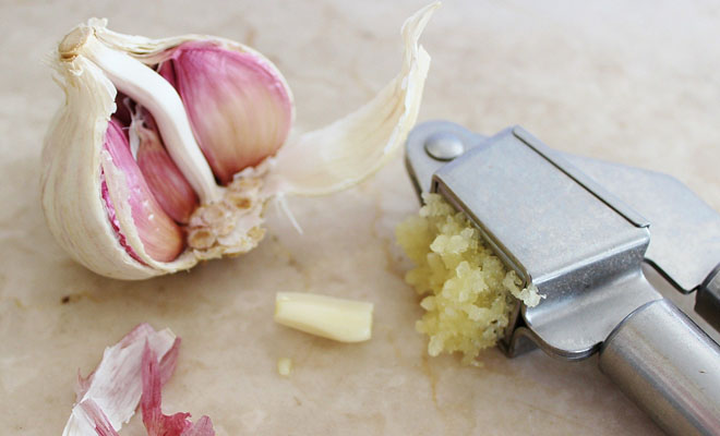 Перед добавкой в еду чеснок нужно подержать на воздухе. 10 продуктов мы едим неправильно - свежие новости на Toplenta