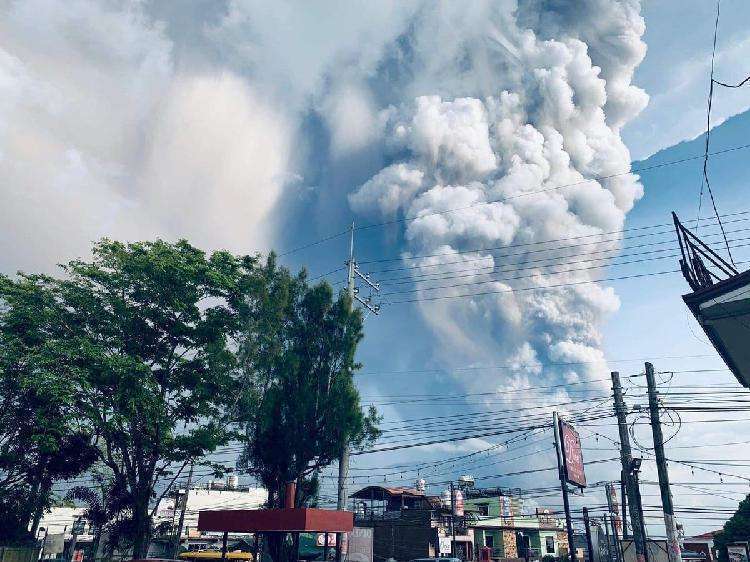 20 фотографий извержения вулкана Тааль, которое происходит на Филиппинах - свежие новости на Toplenta по теме истории из жизни