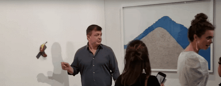 Банан, приклеенный скотчем к стене, был продан за 7,6 миллиона. А потом пришёл посетитель и съел его - свежие новости на Toplenta по теме Юмор