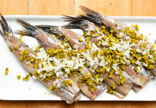 Маринуем селедку по совету голландского рыбака: рыба тает во рту - свежие новости на Toplenta