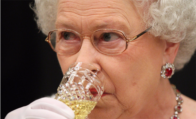 5 бокалов в день: что пьет британская королева - свежие новости на Toplenta по теме Королева