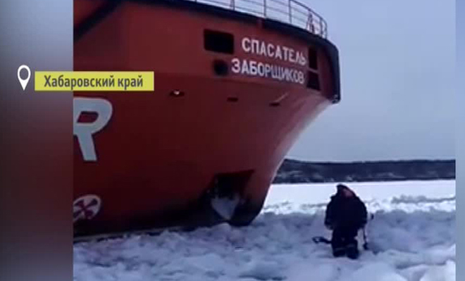 Ледокол против рыбака: русский мужик не уступит свое место никому - похожая новость на Toplenta