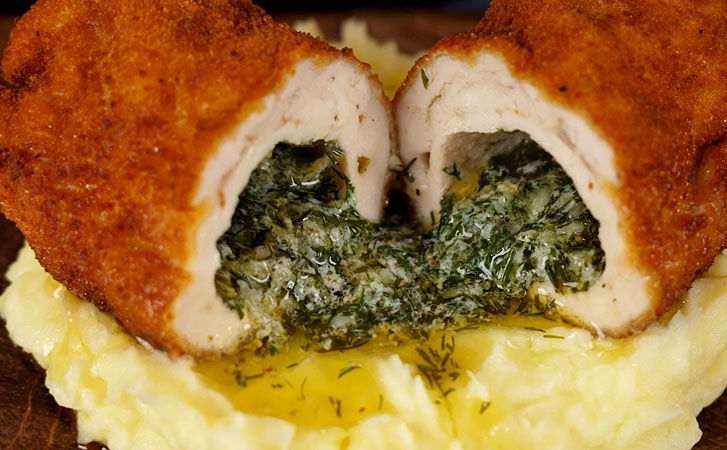 Котлета по-киевски ленивым способом. Смешиваем масло с зеленью и оборачиваем в тонкую грудку - свежие новости на Toplenta по теме да