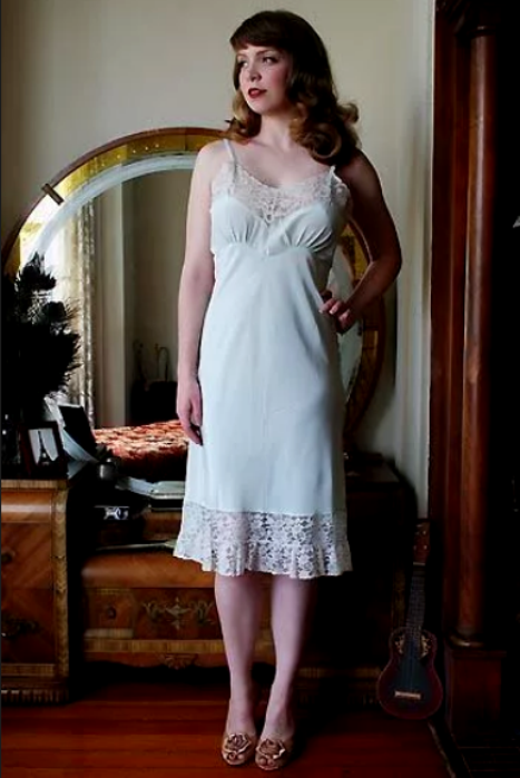 5 причин, которые делали комбинацию неотъемлемым элементом гардероба советской женщины - свежие новости на Toplenta по теме ос