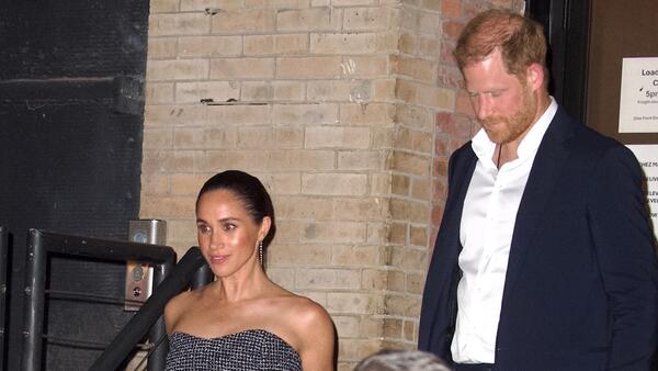 Принц Гарри в панике: он может, вслед за Эндрю, потерять свой титул - свежие новости на Toplenta по теме Королева