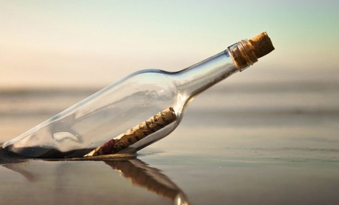 Прохожий нашел на пляже бутылку и увидел внутри письмо. Развернув бумагу он понял, что записку отправили 21 год назад - свежие новости на Toplenta по теме общество