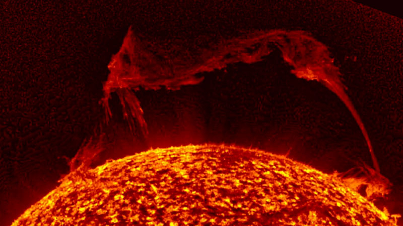 От Солнца оторвался гигантский протуберанец, который уже прозвали «Царём» - похожая новость на Toplenta